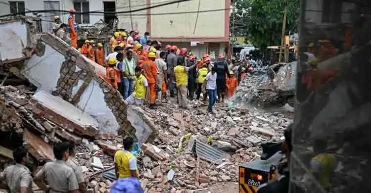 দিল্লিতে ছয় তলা ভবন ধসে নিহত ৩, জীবিত উদ্ধার ৯