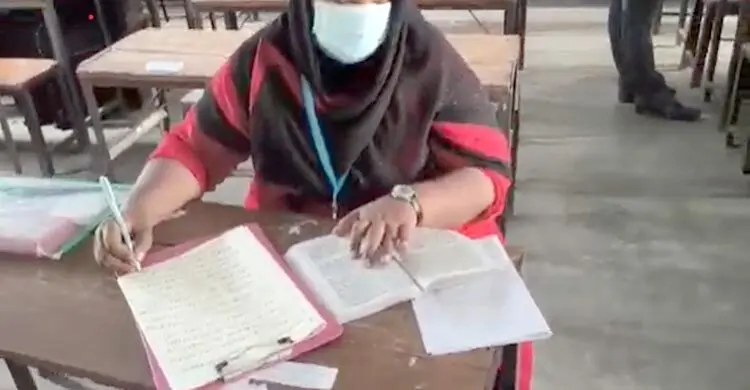 ৫০০ টাকার বিনিময়ে বই দেখে পরীক্ষা, ভিডিও করায় সাংবাদিকদের ওপর হামলা
