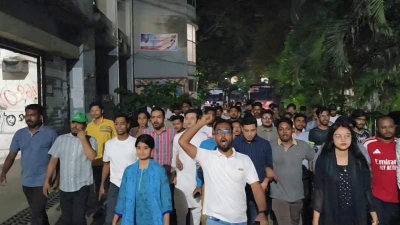 জবি ছাত্রদলের রুমির নেতৃত্বে ‘লকডাউন’ কর্মসূচির প্রতিবাদে বিক্ষোভ