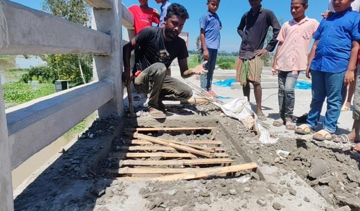 টাঙ্গাইলে রাতে ব্রিজে রডের বদলে বাঁশ দিয়ে ঢালাই