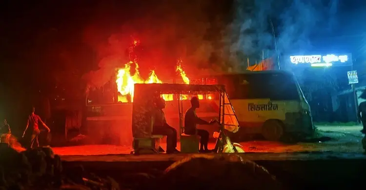 মধ্যরাতে মোহাম্মদপুরে পার্কিং করা বাসে আগুন