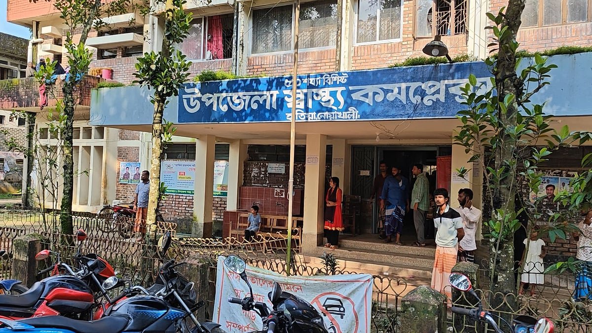 বিদ্যালয়ের শ্রেণিকক্ষে হঠাৎ অচেতন ১৮ শিক্ষার্থী