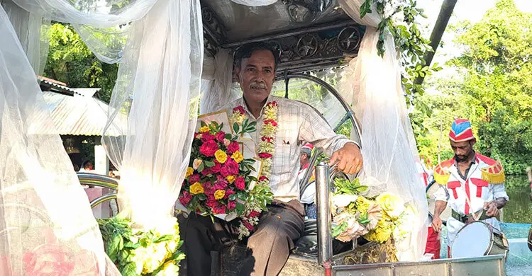 ৩৭ বছরের শিক্ষকতা শেষে ঘোড়ার গাড়িতে রাজকীয় বিদায়