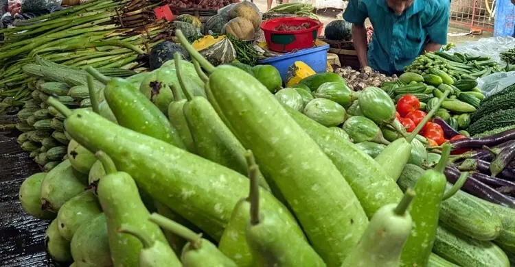 সবজির সরবরাহ কম, চড়া দামে অস্বস্তিতে ক্রেতারা