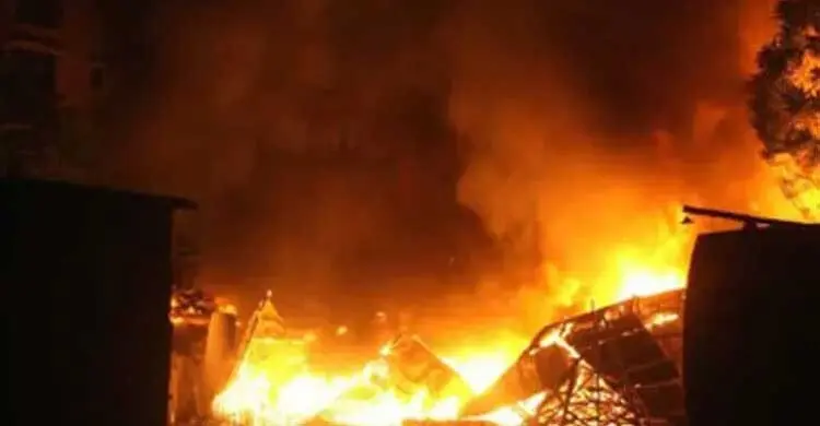 বাসাবোতে তুলার গোডাউনে আগুন, দুই ইউনিটের চেষ্টায় নিয়ন্ত্রণে