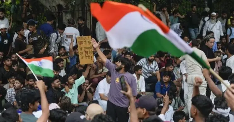 ‘ককরোচদের জয়, গণতন্ত্রের জয়’, শিক্ষামন্ত্রীর পদত্যাগের পর উল্লাস