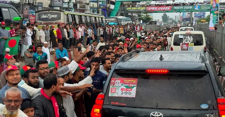 ১১ দলের লংমার্চ ঘিরে সড়কের দুপাশে নেতাকর্মীদের ঢল