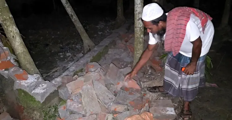 কিছুই করতে না পেরে কবর খুঁড়ে বাবা-দাদির কঙ্কাল সরিয়ে নিলেন নিজাম