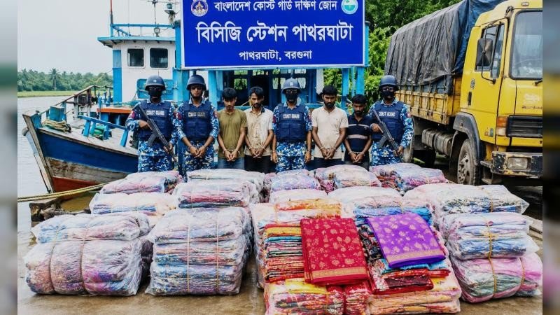 বরগুনায় ৭ কোটি টাকার ভারতীয় শাড়ি ও পাঞ্জাবিসহ আটক ৫