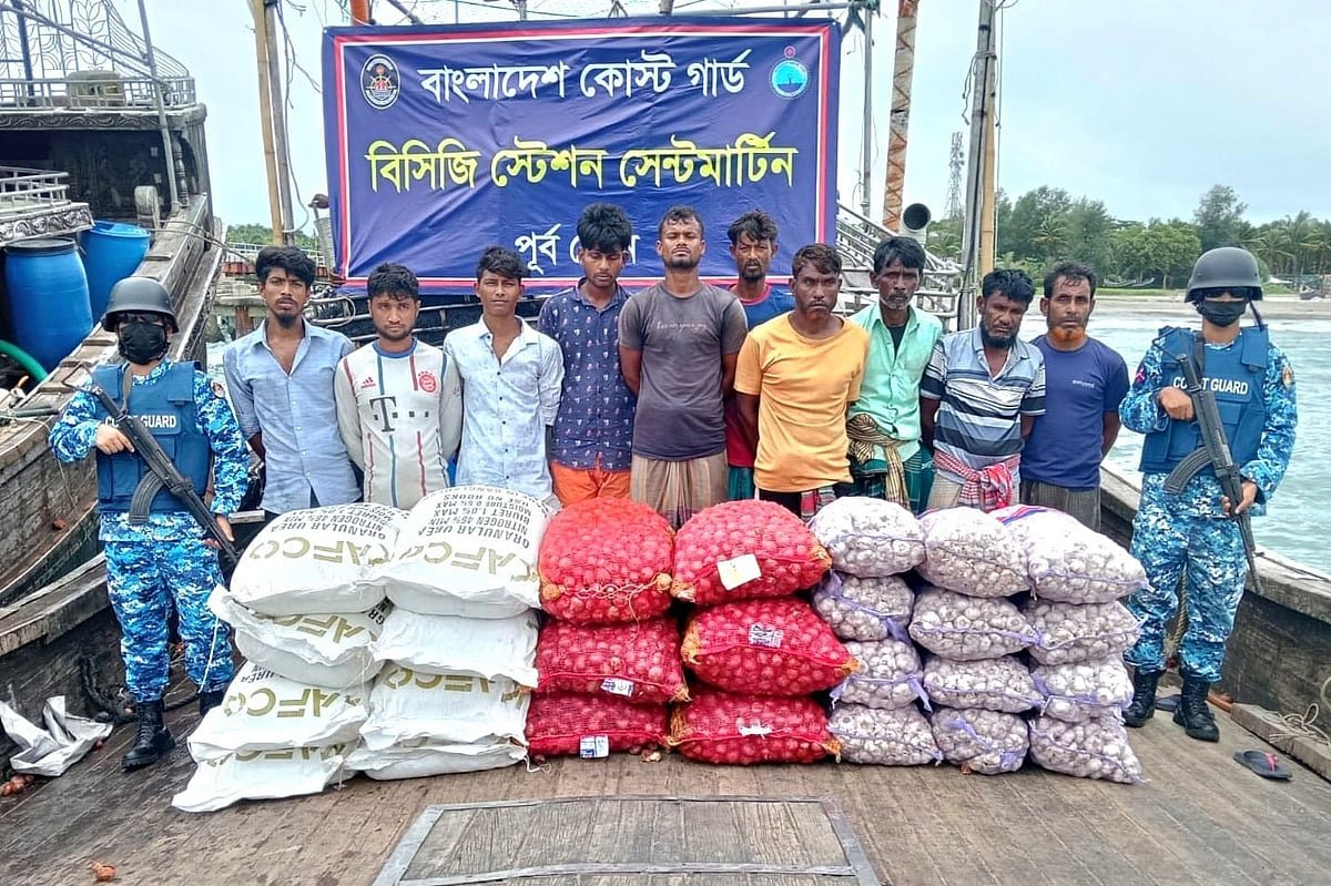 মিয়ানমারের দিকে যাচ্ছিল ইউরিয়া সারবোঝাই ট্রলার, সেন্ট মার্টিনে আটক ১০