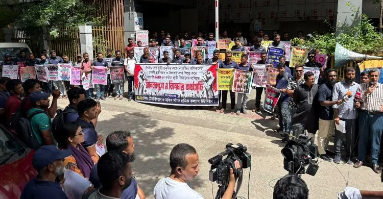 ‘১৬ বছর ধরে আমরা বঞ্চিত’, স্থায়ী নিয়োগ চেয়ে বিএটিবির শ্রমিকদের বিক্ষোভ