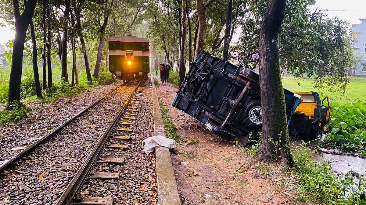 কাভার্ড ভ্যানের সঙ্গে কক্সবাজার এক্সপ্রেস ট্রেনের সংঘর্ষে বগি লাইনচ্যুত, ট্রেন চলাচল বন্ধ