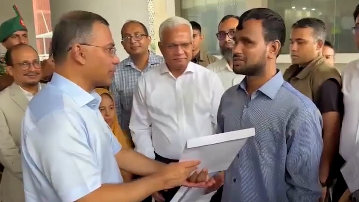 তিন প্রতিবন্ধী ব্যক্তিকে নিয়োগপত্র দিলেন প্রধানমন্ত্রী