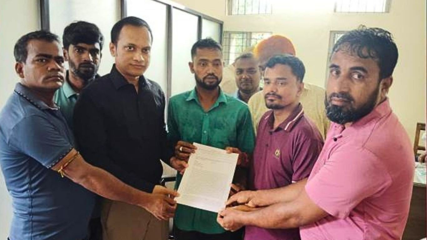 সুনামগঞ্জে হোটেল-রেস্তোরাঁ শ্রমিকদের জেলা প্রশাসকের মাধ্যমে শ্রম মন্ত্রীকে স্মারকলিপি প্রদান