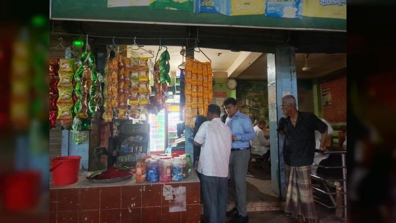 নেত্রকোণায় রাত ৮টার মধ্যে দোকান বন্ধে মোবাইল কোর্ট, পাঁচজনকে জরিমানা