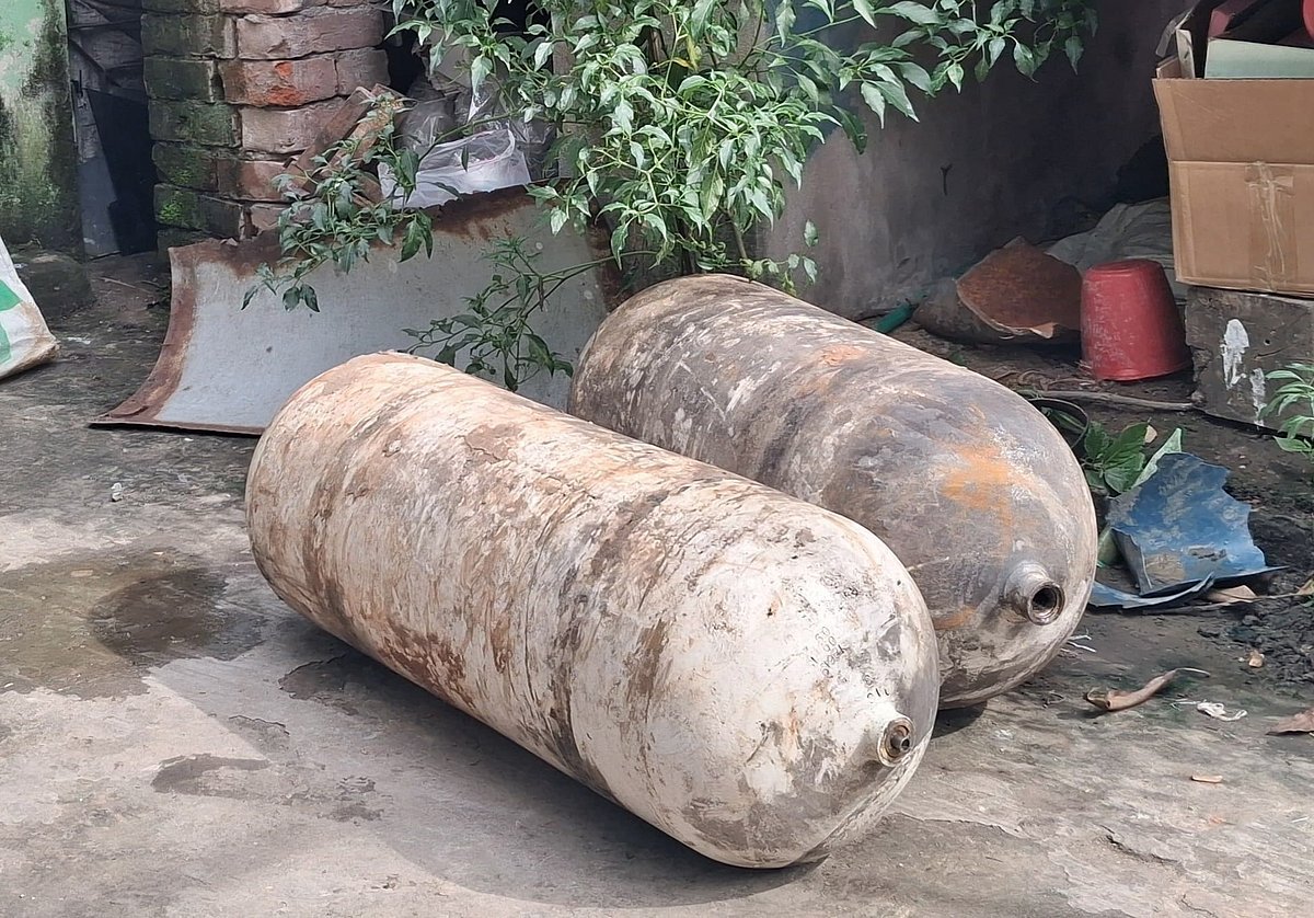 ‘গ্যাস আছে, ফোঁস ফোঁস কইরা বাহির হয়; বোতলগুলি নিয়া যান’