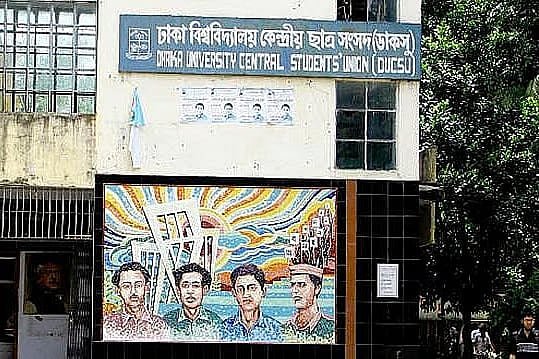 ডাকসু: প্রতিশ্রুতি পূরণে পিছিয়ে, নেতারা জড়িয়েছেন বিতর্কে