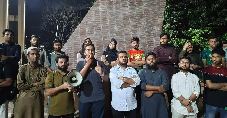 সরকারি নিয়োগে ভাইভার নম্বর বাড়ানোর প্রতিবাদে জাহাঙ্গীরনগরে বিক্ষোভ