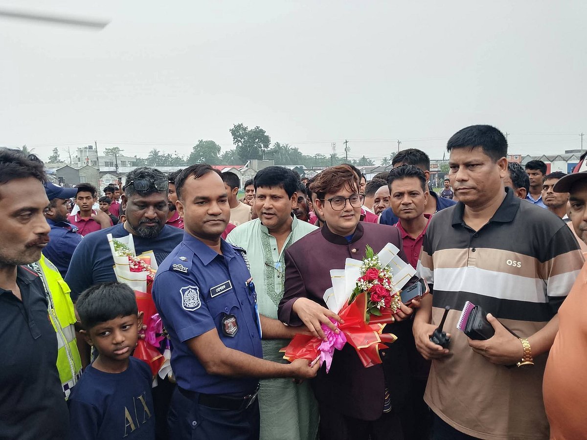 হেলিকপ্টার নিয়ে গ্রামে সম্ভাব্য মেয়র প্রার্থীর ভাই, ফুলেল শুভেচ্ছা জানালেন ওসি