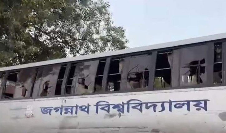 মানিকগঞ্জে জবির বাসে স্থানীয়দের হামলায় আহত ১০