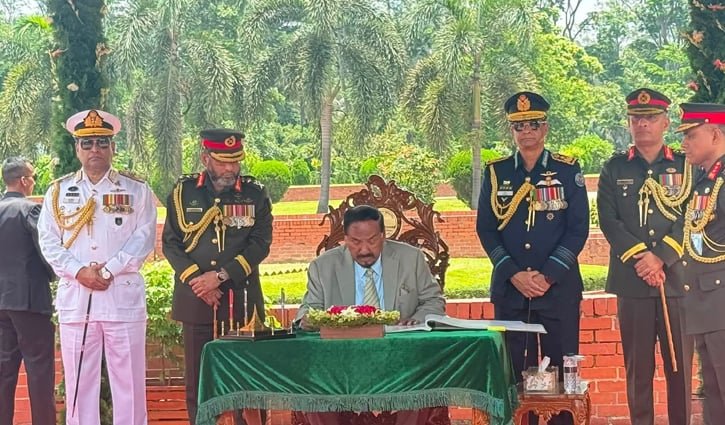 জাতীয় স্মৃতিসৌধে শ্রদ্ধা জানালেন ভারপ্রাপ্ত রাষ্ট্রপতি