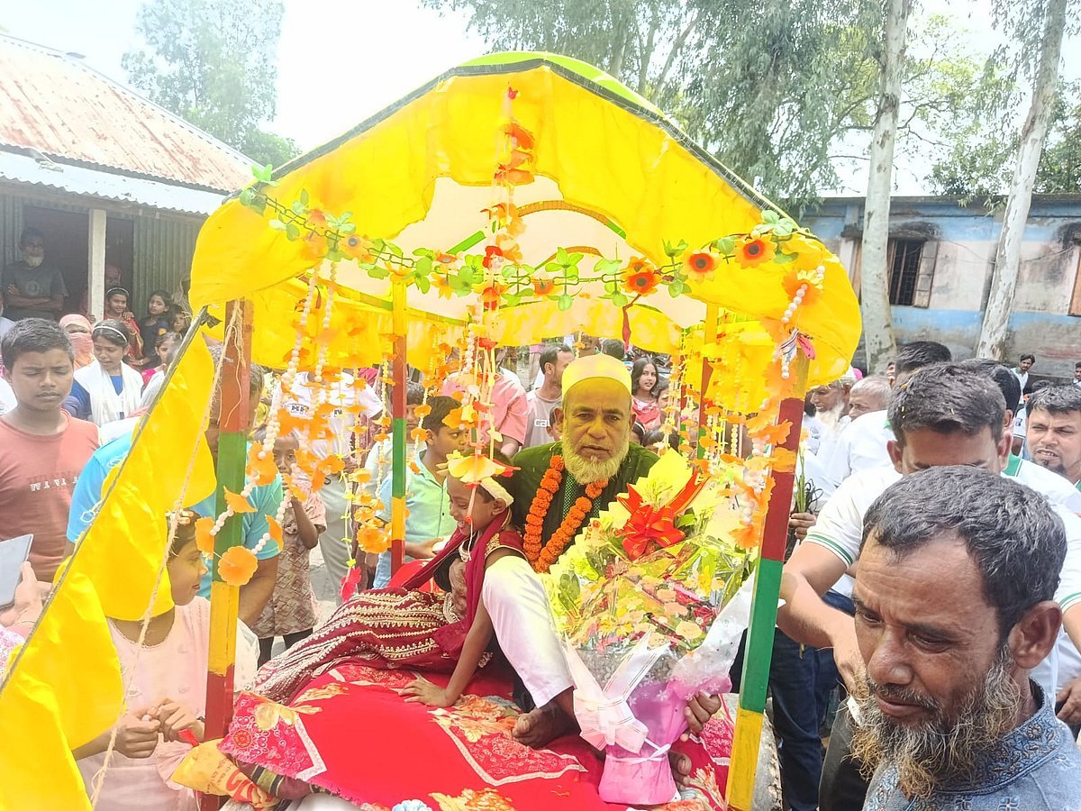 ঘোড়ার গাড়িতে চড়ে বিদায় নিলেন প্রিয় শিক্ষক
