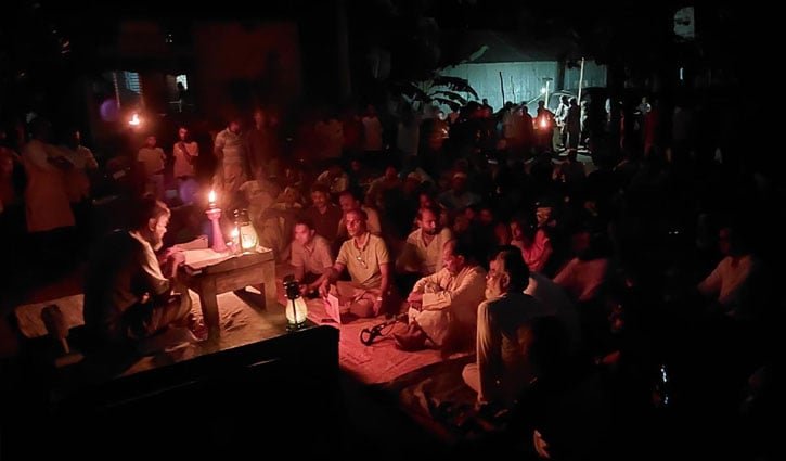 কুপির আলোয় পুঁথি পাঠের আসর, মুগ্ধ শ্রোতারা