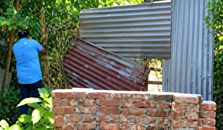 ৪ দশকের পুরনো রাস্তায় দেয়াল ও বেড়া নির্মাণ, ৪২ পরিবার অবরুদ্ধ