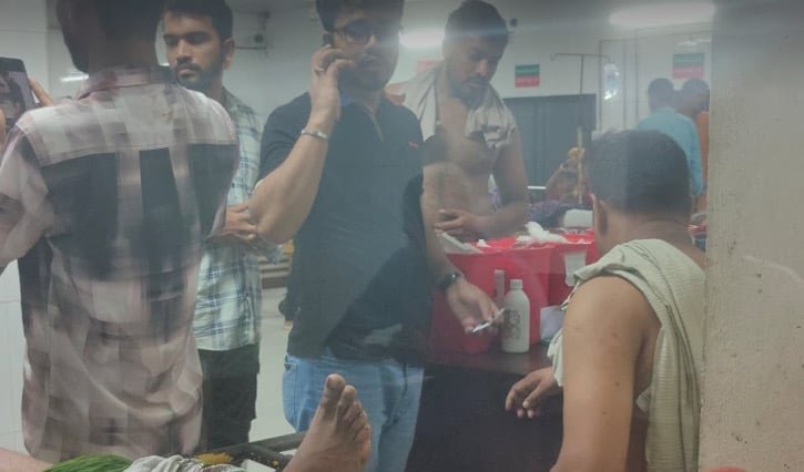 নিউমার্কেটে ফুটপাতে দোকান বসানো নিয়ে যুবদল ও ছাত্রদলের সংঘর্ষে আহত ১২