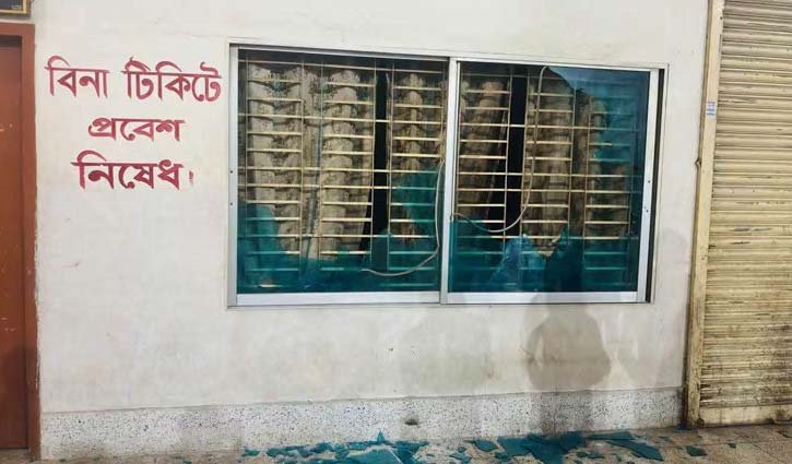 রাজশাহী স্টেশন ভাঙচুর, রেললাইনে আগুন দিল রাবি শিক্ষার্থীরা
