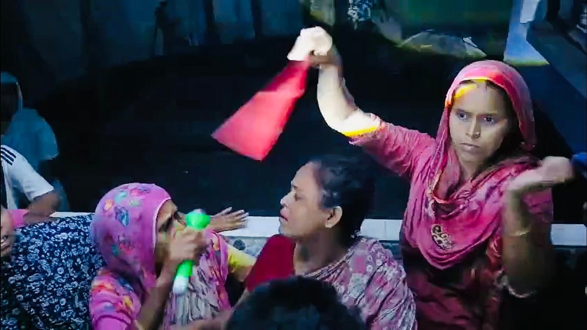 ঘরে একা ছিলেন প্রবাসীর স্ত্রী, কুপিয়ে হত্যার পর আইফোন নিয়ে গেল দুর্বৃত্তরা