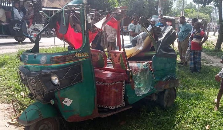 অটোরিকশার চাকা খুলে বাসে ধাক্কা, কলেজছাত্রী নিহত 