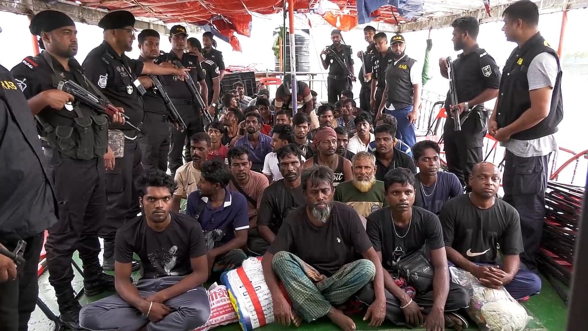 সুন্দরবনে ৫৯ জলদস্যুর আত্মসমর্পণ, উদ্ধার ৫৯ অস্ত্র