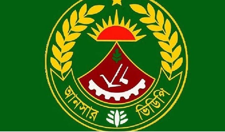 শাহজালালে দর্শনার্থীকে টেনে নেওয়া নিয়ে বিভ্রান্তি, আনসারের ব্যাখ্যা