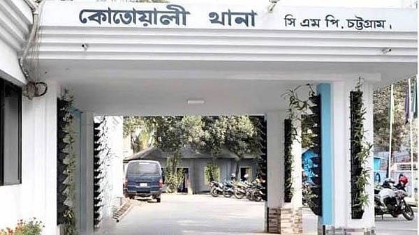 সরকারি ল্যাপটপ ছিনতাইয়ের মামলা করতে গেলেন, পুলিশ নিল ‘হারানো’র জিডি