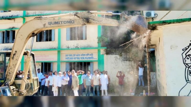 নেত্রকোণা শহীদ মিনারের প্রবেশ পথে অবৈধ দোকান উচ্ছেদ