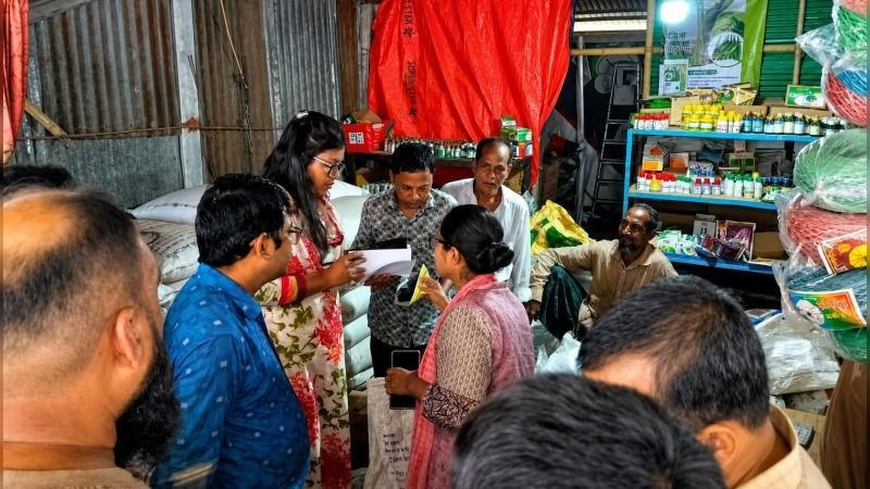বুড়িচংয়ে মেয়াদোত্তীর্ণ ও নিষিদ্ধ বালাইনাশক বিক্রি, মোবাইল কোর্টে জরিমানা
