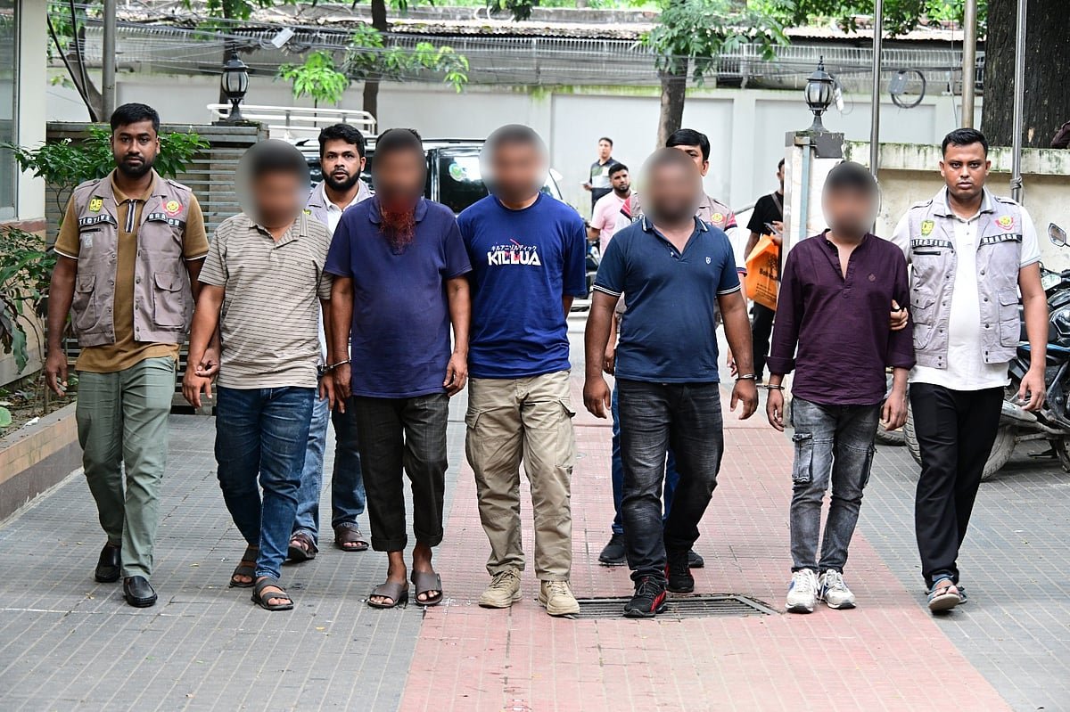 ডাকাত দলে ছিলেন র‍্যাবের সদস্য, পিস্তল-হ্যান্ডকাফসহ গ্রেপ্তার ৫