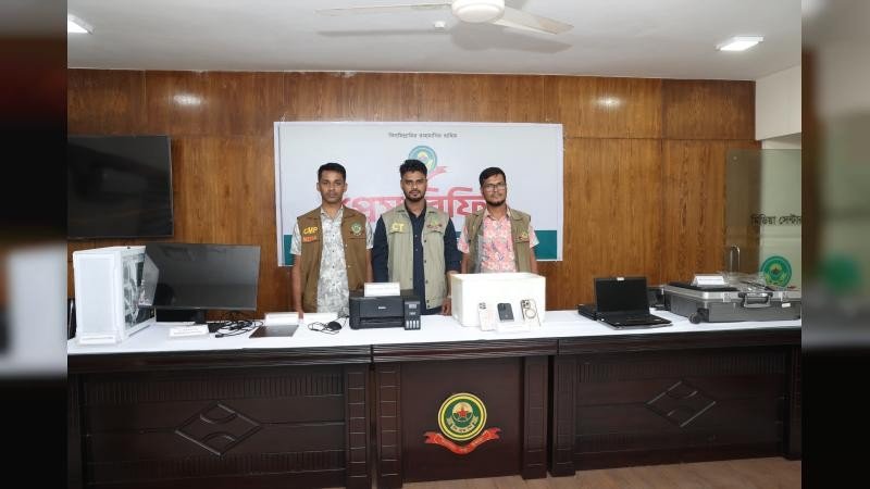 সংঘবদ্ধ অনলাইন প্রতারণার কার্যক্রম: আটক ৬৩ বিদেশী