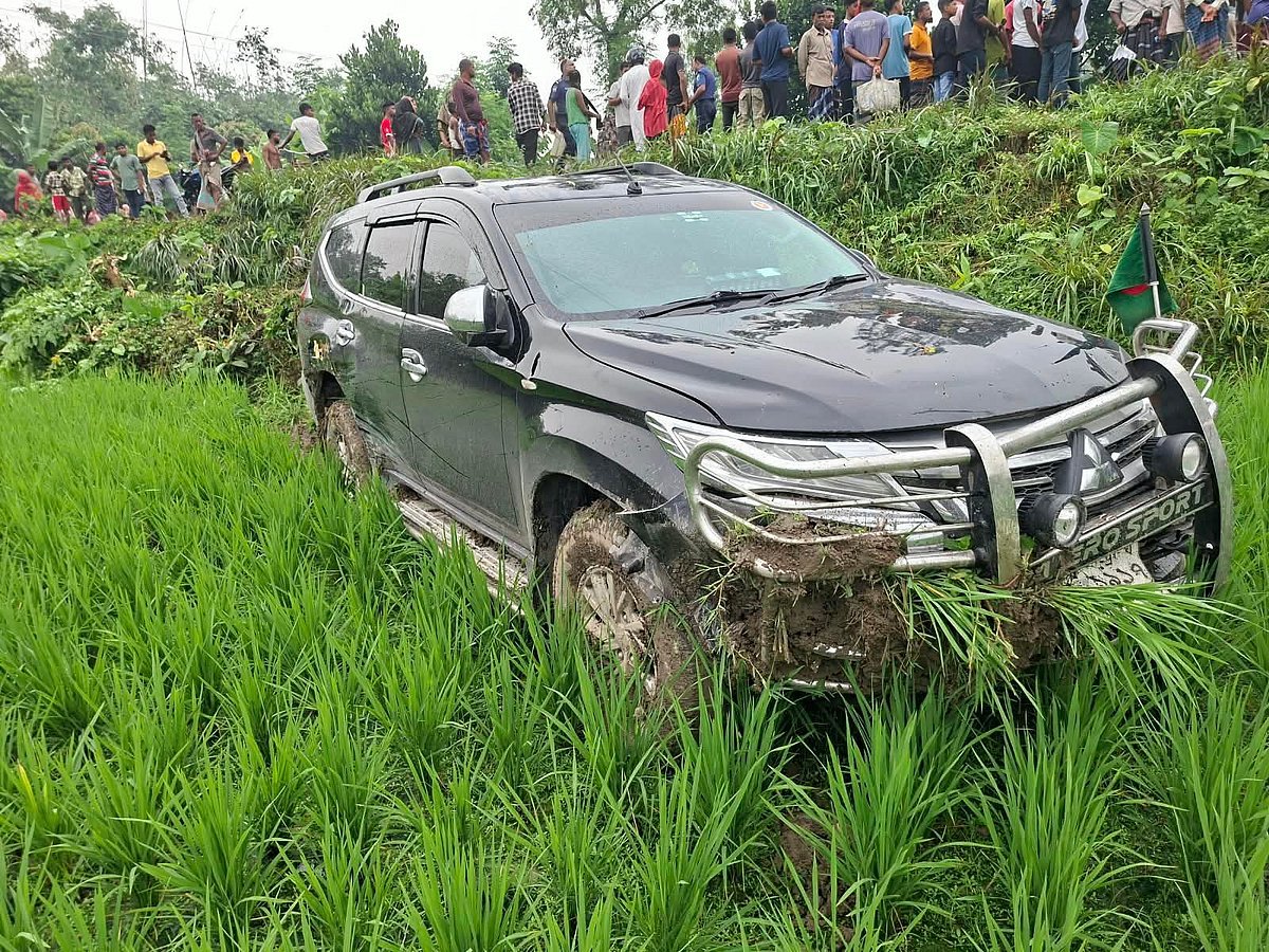 বগুড়ায় গাড়ি নিয়ন্ত্রণ হারিয়ে ধানখেতে, স্ত্রীসহ জনপ্রশাসন প্রতিমন্ত্রী ও পথচারী আহত