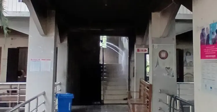 আশুলিয়ায় ইউনিয়ন পরিষদ ভবনে আগুন