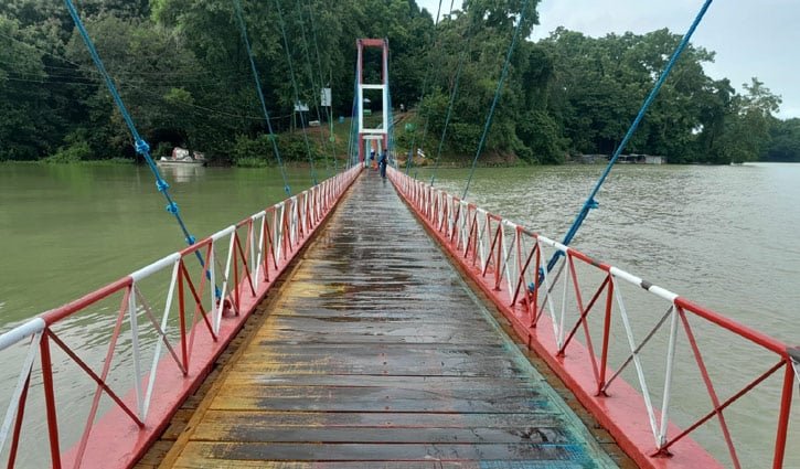 বন্ধ হলো কাপ্তাই বাঁধের আরও ১ ফুট জলকপাট, দৃশ্যমান ঝুলন্ত সেতু