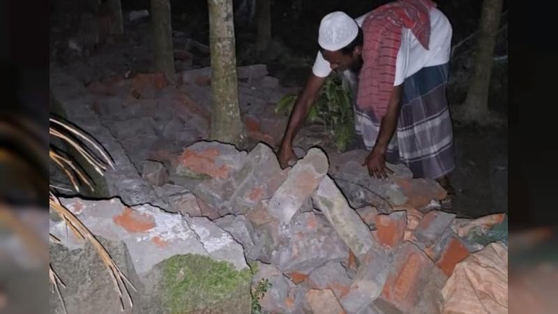 নদীভাঙনের তীব্র আগ্রাসন, কবর থেকে কঙ্কাল তুলে অন্যত্র দাফন