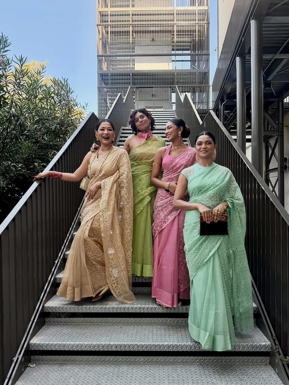 ভেনিসে ‘দ্য ডিফিকাল্ট ব্রাইড’–এর ওয়ার্ল্ড প্রিমিয়ারে অভিনেত্রীরা পরেছিলেন জামদানি, পরিচালক লাল কাতান