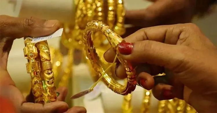 দাম কমে আজ যত টাকায় বিক্রি হচ্ছে সোনা