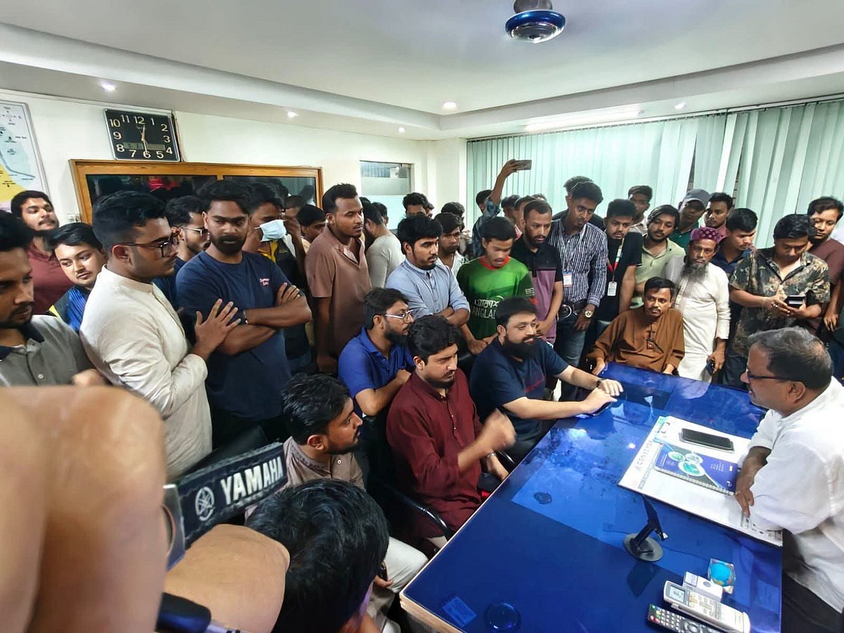 গাজীপুরে কটূক্তির অভিযোগে তরুণ গ্রেপ্তার, মুক্তির দাবিতে থানায় এনসিপির নেতা–কর্মীদের অবস্থান