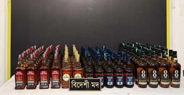 প্রাইভেটকারে ১১৮ বোতল বিদেশি মদ, যুবক আটক