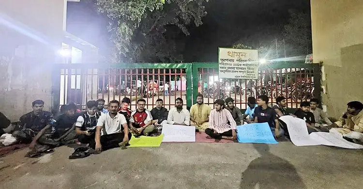 চবির মূল ফটকে তালা, উপাচার্যের প্রস্তাবেও আন্দোলন ছাড়েনি চাকসু