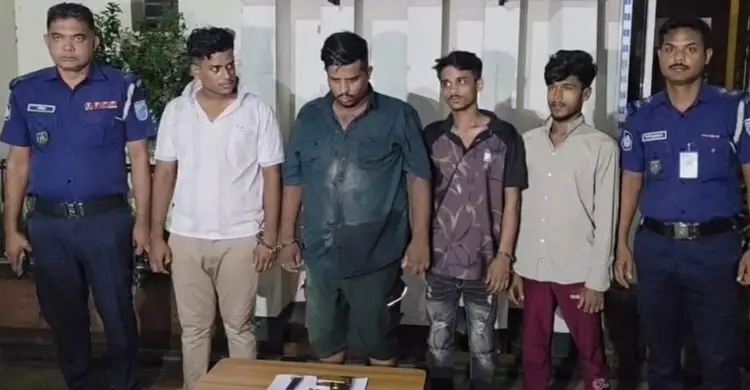 শ্রাবণ গ্রুপের সঙ্গে নবী গ্রুপের সংঘর্ষ, বিদেশি পিস্তলসহ গ্রেফতার ৪