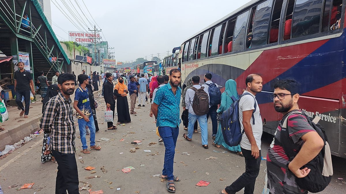 গাজীপুরের ২০ শতাংশ কারখানায় চার দিনের ছুটি, বাড়ির পথে শত শত শ্রমিক